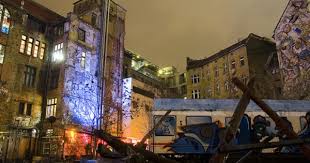 One Of The Coolest Places I Ve Been Squatters Bar In Berlin Germany Mit Bildern Berlin