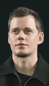 Bill being adorable as always, and when talking about Keanu Reeves, he  can’t resist channeling a bit of that John Wick energy. 🙃😜,  #BillSkarsgård #JohnWick #KeanuReeves