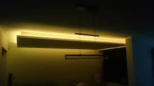 Auf der suche nach originellen ideen, um den fernseher an der wand des wohnzimmers aufzuhängen? Abgehangte Decke Mit Indirekter Beleuchtung Lichtvouten