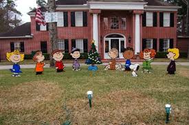 Well It S Never Boring Around Here Charlie Brown Christmas Yard Art Charlie Brown Christmas Decorations Christmas Yard Art Christmas Yard Decorations