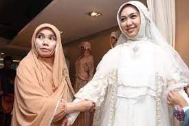 Ikuti akun resmi ustadzah oki setiana dewi instagram : Unik 1500 Al Quran Jadi Souvenir Di Pernikahan Oki Setiana Dewi Dan Ory Vitrio