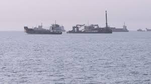U.S. Navy operations and commercial shipping near the Strait of Hormuz