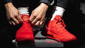 Jednotka max air pod patou zajišťuje oporu a absorbuje nárazy. Titan X Nike Lebron 17 Low Cd5008 600 Release Date Sole Collector