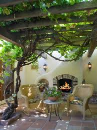 Kies uit een gevarieerd aanbod van vergelijkbare scènes. Patiozen Using Vines In A Patio Space Outsidemodern