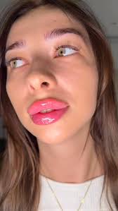 moja modelka pokazowa ze szkolenia LIPS MASTER 🤍🫦, jak Wam się podoba? ,  Całkowicie po mojemu- płaski środek, soczyste wyciągnięte boki, na maxa  zaokrąglony dół w części środkowej 🫢, #modelowanieust ...