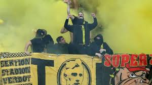 The revierderby between borussia dortmund and fc schalke 04 was another game for the history books. Club Feindschaften Bvb Und Schalke 04 Fussballfans Vergessen Nie Archiv