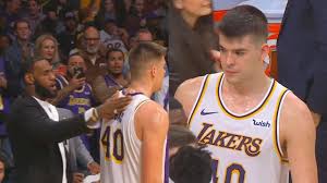 Kobe bromeó con volver a los lakers: Lebron James Gives Ivica Zubac His Respect After Carrying Lakers Lakers Vs Suns Youtube