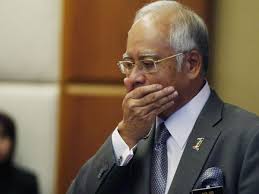 Najib razak kembali ke malaysia pada tahun 1974 dan memasuki dunia perniagaan, berkhidmat sementara di bank negara malaysia dan kemudian dengan petronas sebagai pengurus perhubungan awam. Ex Malaysian Prime Minister Najib Razak Arrested In 1mdb Corruption Investigation Quartz