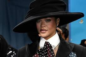 Fotos der Sängerin auf Instagram: Rihanna räkelt sich im sexy  Fishnet-Outfit