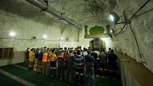 Masjid terbesar di indonesia, bahkan di asia tenggara berdiri diatas tanah seluas 93.200 meter persegi dengan daya tampung 200.000 jamaah. 4 Masjid Bawah Tanah Di Indonesia Semuanya Punya Desain Bangunan Unik