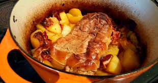 Prenez Un Bon Roti De Veau Faites Le Revenir Avec Un Oignon Et Quelques Lardons Dans Une Cocotte En Font Roti De Veau Roti De Veau Cocotte Recettes De Cuisine