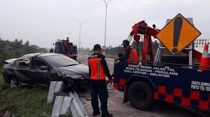 Cari lowongan kerja terbaru di bosloker. Honda City Masuk Parit Di Tol Pejagan Pemalang Akibat Jalan Licin 3 Selamat Bagian 1