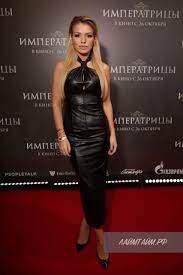 Парад образов XVIII века на красной дорожке: премьера фильма «Императрицы»