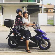 Tayar yang tidak ditukar bertahun lamanya boleh mengundang risiko bahaya seperti tayar meletup, kemalangan dan sebagainya. Tayar Dah Pancit Habis Tapi Enggan Dibantu Alasan Self Defence 2020 Wanita Ini Buat Penunggang Motosikal Terkedu Belah Atas Ada Angin Lagi Viral Mstar