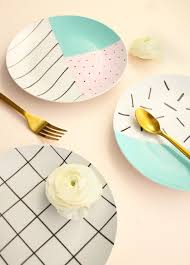 Diy Peindre Ses Assiettes Style Memphis Design Peindre Des Assiettes Peinture Sur Ceramique Ceramique
