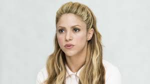 Shakiras vater don william mebarak chadid, der hauptberuflich als juwelier arbeitet und nebenbei shakira ist ihr einziges gemeinsames kind. Shakira Verkauft Im Fanshop Nazi Kette So Reagiert Der Konzertveranstalter Stern De