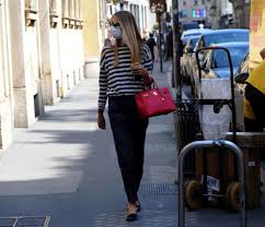 Lavinia borromeo shopping at valentino. Elkann Fuga Romantica Al Mare Con Lavinia Borromeo Tgcom24