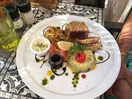 L'endroit est sympathique la plage est belle et les matelas agréable mais il faut les payer en liquide ce qui n'est pas très pratique (et non précisé lorsque l'on réserve). Plage Le 44 Picture Of Le 44 Les Issambres Tripadvisor