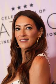 Don't Trust the B---- in Apartment 23" Paris... (Episodio de TV 2013)