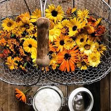 Im Sommer Die Letzen Warmen Tage Und Heute Habe Ich Nochmal Reichlich Ringelblumen Und Tagetes Geerntet Jetzt Trocknen Sie An Fall Wreath Wreaths Home Decor