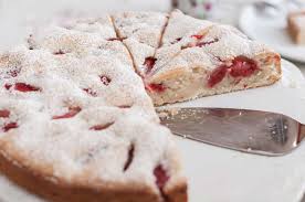 Schäle den rhabarber und wasche die erdbeeren. Saftiger Erdbeer Rhabarber Kuchen Eine Kleine Prise Anna
