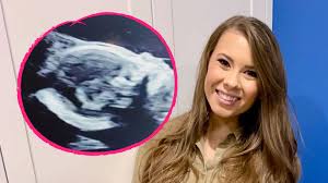 Bindi irwin was born on july 24, 1998 in nambour, queensland, australia as bindi sue irwin. Schwangere Bindi Irwin Nimmt Fans Mit Zum Ultraschalltermin Promiflash De