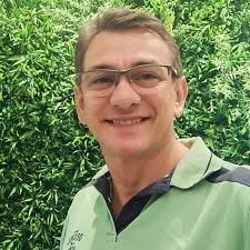 Um cão agradece a um homem por lhe dar comida.. 🐕🐾