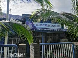 Ketua polis daerah petaling jaya, asisten komisioner mohd zani che din telah mengesahkan kejadian tersebut dan mendakwa suspek telah menampar anggota polis yang bertugas di bahagian kaunter. Balai Polis Petaling Jaya Official Home Facebook