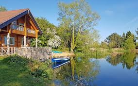 A romantic ohio weekend getaway couples cabin rental with hot tub and fireplace near the hocking hills and big rock for honeymoon or anniversary lodging our cabins are uniquely crafted getaways in the appalachian foothills of southern ohio. Lakeside Log Cabins With Hot Tubs In The Cotswolds Travel With Kat