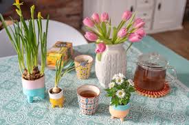 Pflanze frühlingsblumen zur balkongestaltung im frühjahr! Diy Fruhlingsgruss Blumentopfe Aus Lufttrocknendem Ton Leelah Loves