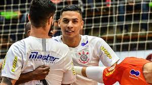 Durante a investigação da morte do jogador, de 26 anos, foi descoberto que a ambulância que o transferiu. Jogador De Futsal Do Corinthians E Morto A Tiros Apos Briga Em Casa Noturna Istoe Independente