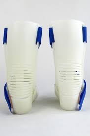 Orthesen Aus Dem 3d Druck Bei Denen Am Hinteren Schaft Horizontale Rillen Eingearbeitet Wurden Bei Einer Bewegung Nach Hinten Stossen Die Rillen 3d Druck Fusse