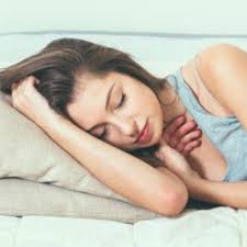 Estos son los 5 hábitos matutinos podrían empeorar tu día si dormiste mal,  según expertos