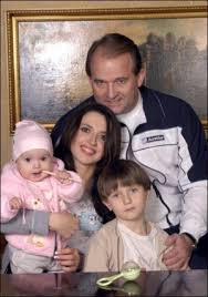 «не секрет, що його батько був активним діячем оун, був засуджений радянським судом, сидів у. Medvedchuk Serditsya Kogda Zhena Nazyvaet Ego Genialnym Novosti Na Gazeta Ua
