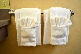 Hoy te traigo el secreto para doblar bien las toallas y te queden como las de los hoteles, bien prolijitas y lindas. Pin En Casas Rurales