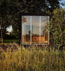 Black Cabin Oderbruch Weekend Home Kleine Hausideen Haus Aus Holz Minimalistische Architektur