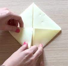 Arrangement qui met l'accent sur le pliage original des serviettes blanches. Pliage De Serviette En Forme De Lapin