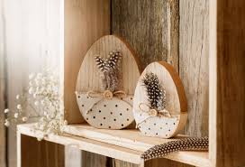 Charmant Landliches Punktchendesign Liebevoll Mit Federn Knopf Und Schnur Dekoriert Ostern Basteln Holz Diy Osterschmuck Diy Ostern