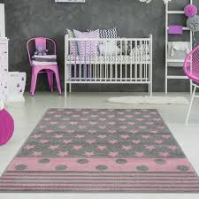Sein rosa kariertes muster ist ein toller blickfang und begeistert kinder jeden alters. Sterne Teppich Mit Streifen Punkten Grau Rosa Teppich4kids