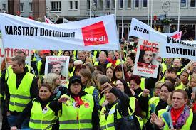 Ich streik(e), du streikst, er streikt, wir streiken, ihr streikt, sie streiken. 1200 Beschaftigte Von Kaufhof Ikea Primark Co Streiken Auf Dem Friedensplatz In Dortmund