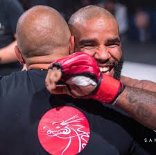 Louis Jourdain à l'UFC. Un symbole de résilience, beaucoup aurait abandonné  face à tout ces obstacles mais pas mon frère. Pour un Canadien :  probabilité de joindre l'UFC est déjà minuscule. •