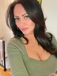 This totally had me wanting to sing into my hairbrush & rip out some 80s  moves. 🎹🎶🖤