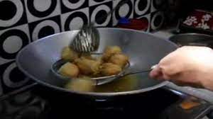 Supaya lebih sempurna dan mudah mencampurnya sebaiknya di ayak ke wadah lainnya untuk menghindari gumpalan gumpalan yang mungkin ada dalam tepung. Cara Membuat Tahu Crispy Youtube