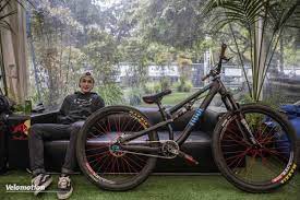 This suspension design was never thought to behave like a normal bike suspesnsion. Rose Rad Squad Freeride Team Mit Weltklasse Athleten Bizet Und Messere Velomotion