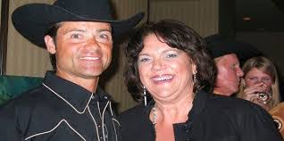 Kari Whaley's Instagram, Twitter & Facebook