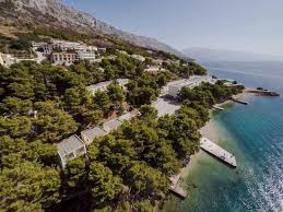 Omis mesés kisvárosa, mely igazi mediterrán élvezeteket nyújt, a cetina folyó torkolatánál helyezkedik el. Holiday Village Sagitta All Inclusive Omis Dalmacia Horvatorszag Omis Kozep Dalmacia Horvatorszag Price Last Minute Kulonleges Ajanlatok Szallas