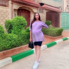 نشرت دنيا بطمة صور عائلية تجمعها بزوجها وابنتهما غزل، فأطلت بالزي التقليدي المغربي وبدت علامات الحمل واضحة عليها، حيث ظهر انتفاخ بطنها لأول مرة منذ إعلان حملها في طفلها الثاني. Ù…ÙˆÙ‚Ø¹ Ø®Ø¨Ø±Ù†ÙŠ Ø¥Ø·Ù„Ø§Ù„Ø© Ù…Ø«ÙŠØ±Ø© Ù„Ù„Ø¬Ø¯Ù„ Ù„Ù€ Ø¯Ù†ÙŠØ§ Ø¨Ø·Ù…Ø© ØµÙˆØ±
