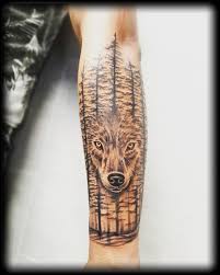Un pelage moelleux de l'animal souligne la signification précédemment mentionnée. Tatouage Loup Significations