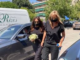 Ανείπωτος είναι ο πόνος για την άντζελα γκερέκου και την κόρη της, μαρία βοσκοπούλου στην κηδεία του τόλη βοσκόπουλου. Ret7kilaodcd1m