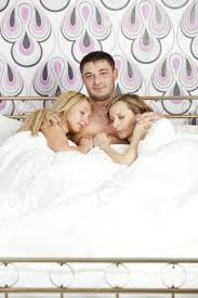 Was genau sie glücklich macht, das können nur sie wissen. Glucklich Liegenden Mann Mit Zwei Frauen Im Bett Lizenzfreie Fotos Bilder Und Stock Fotografie Image 13135874